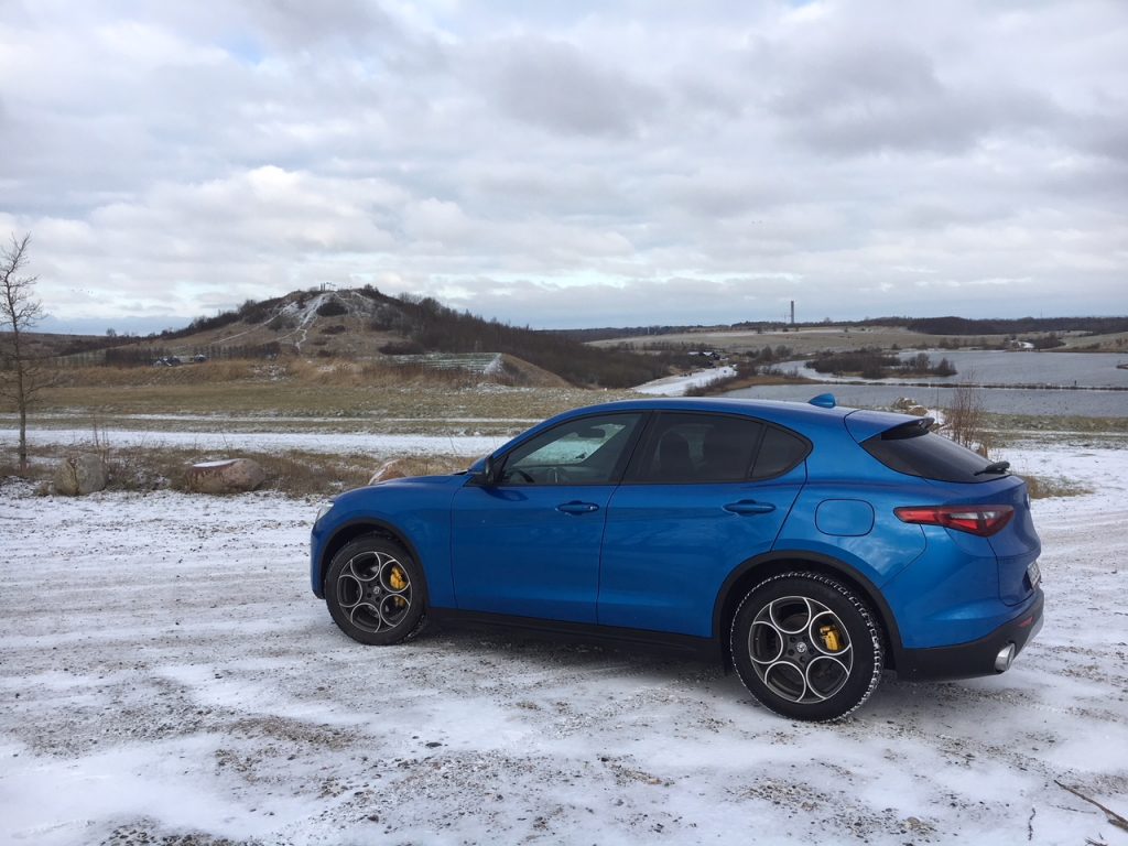 Alfa Romeo Stelvio 2,2 D side